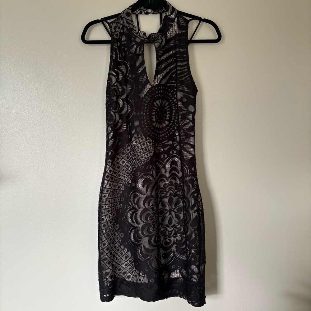 Sleeveless Black Lace Pattern Halter Dress